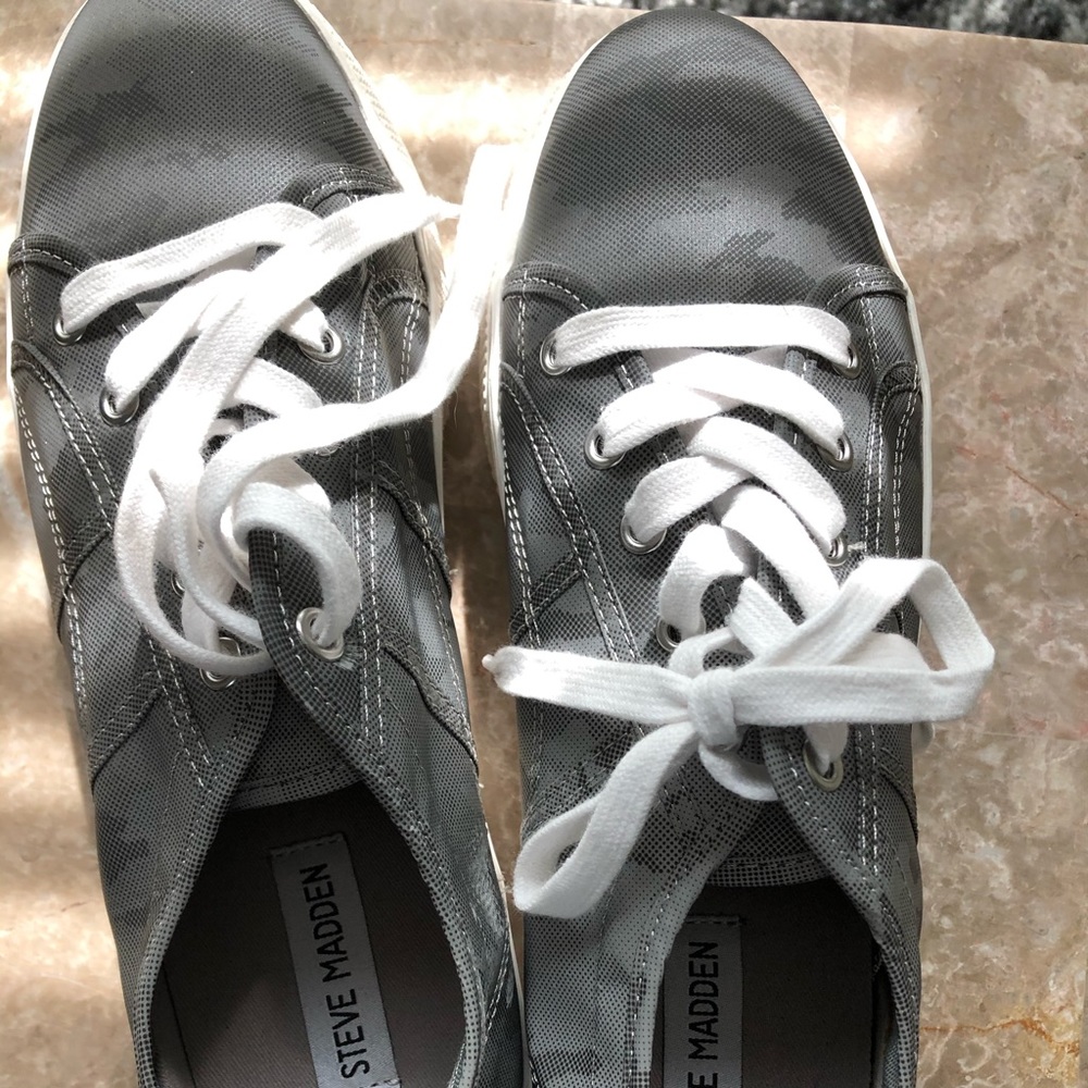 Steve Madden grey camp platform sneakers
